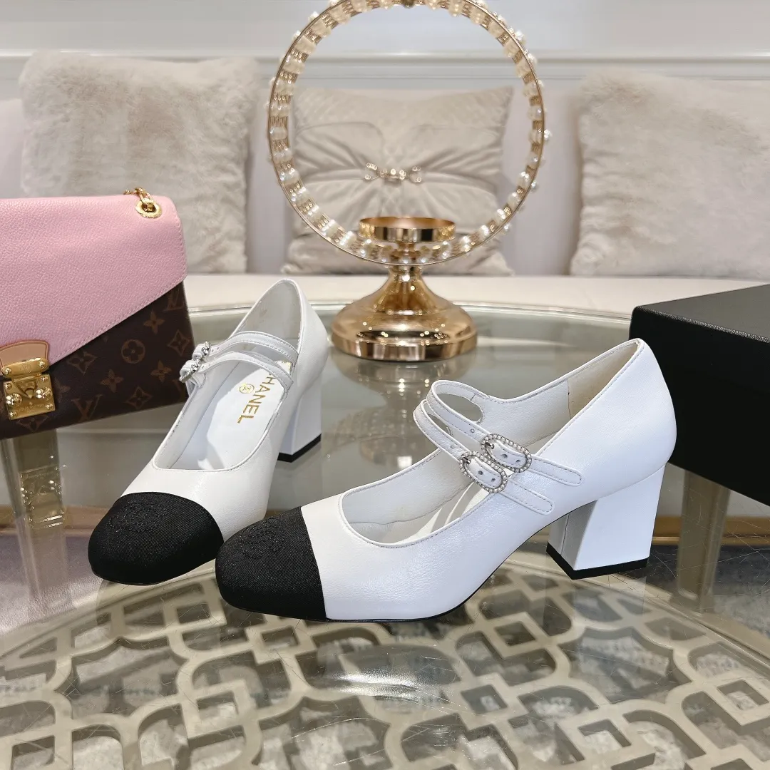 👟👟Ex-factory price 520👟👟 𝐂𝐇𝐀𝐍𝐄𝐋 | Xiaoxiang 2025 Mary Jane single shoe Macaron series ❤️ 2025 spring and summer new product Xiaoxiang Mary Jane single shoe series is new〰 🍬 A must-have in the fashion circle, the combination will interpret the meticulous, minimalist and classic elements that will never fade away 💋Show unique dressing style and it’s too beautiful to say anything. A must-have for summer... Upper: Sheepskin Lining: Sheepskin Outsole: Genuine leather sole Shoe size: 35-41 (40, 41 customization is non-refundable) Heel height: 1.5cm/6cm